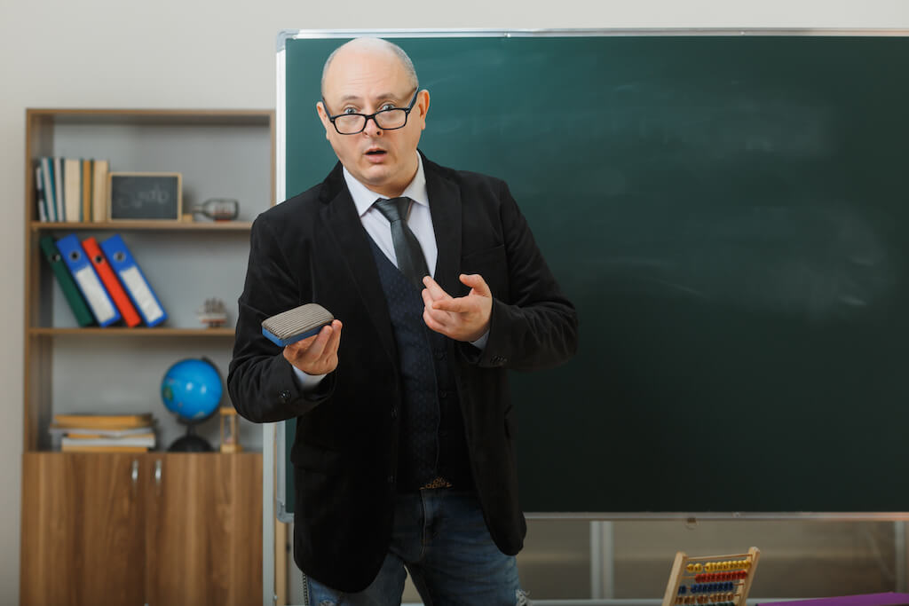 Zawieszenie nauczyciela a prawo do dodatków ? kiedy można żądać wypłaty po uniewinnieniu?