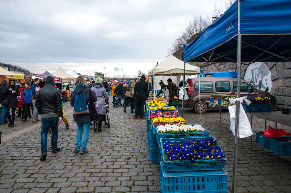 Praca w niedzielę na targowisku miejskim, prawa pracownika i rozliczenie