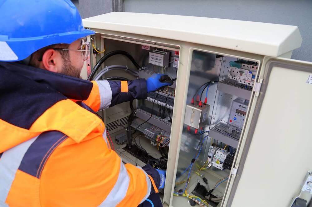 Zerwana plomba z licznika energii elektrycznej - kto odpowiada?