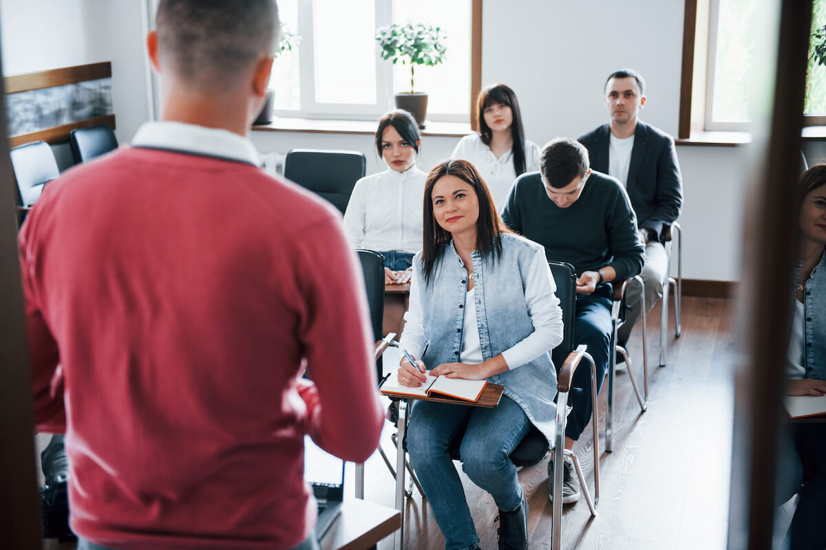 Szkolenia po godzinach pracy - jak wyliczyć nadgodziny?