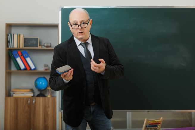 Zawieszenie nauczyciela a prawo do dodatków ? kiedy można żądać wypłaty po uniewinnieniu?