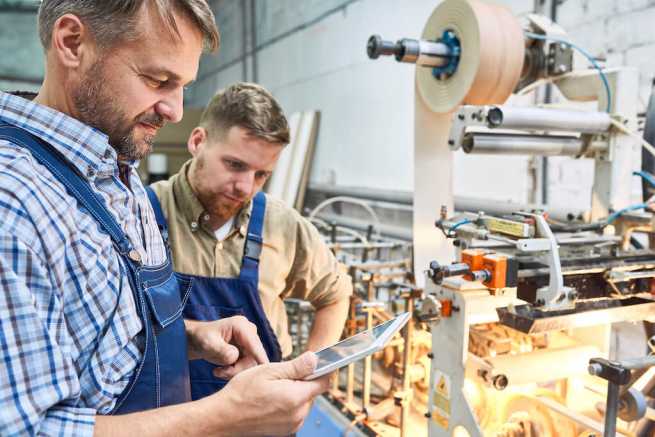 Skierowania na badania pracowników produkcyjnych i magazynowych a czynniki szkodliwe