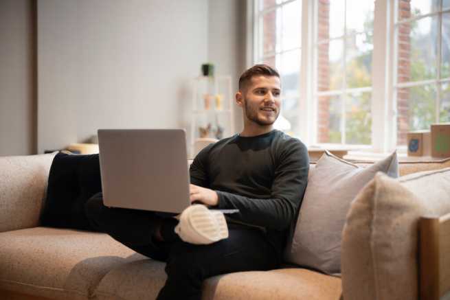 Praca zdalna z zagranicy, obowiązki pracownika, konsekwencje dla stosunku pracy
