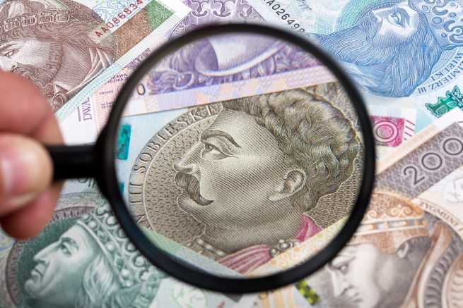 Podatek i składki przy wypłacie pracownikom środków z ZFŚS na święta